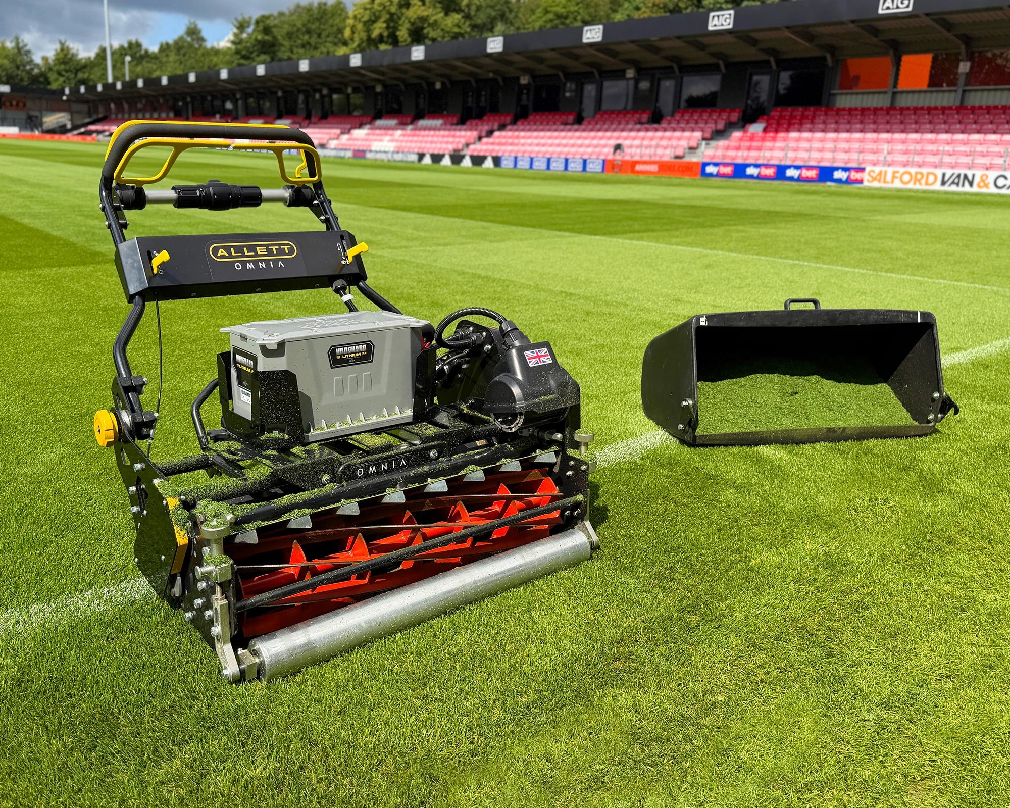 Allett Omnia 34 cylinderklippare på en fotbollsplan